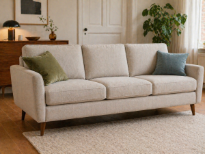 Aufpolstern von Sesseln in Couchen in einer Möbelpolsterei