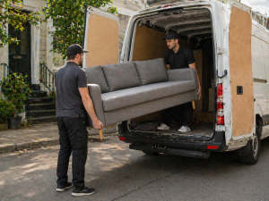 Das Möbeltaxi unterstützt beim Transport von Polstermöbeln